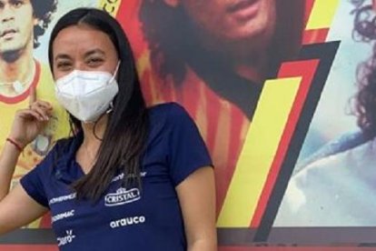 María José Vasconcelos, jefa de prensa de la selección de Chile, cuando estuvo en Guayaquil y una gráfica junto a la foto de su padre en el Monumental.