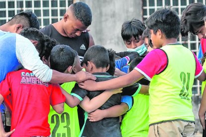 Al final de cada práctica, una oración refuerza el espíritu y la hermandad.