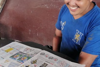 Desde hace tres años, no hay día en el que Leyton se pierda de ojear y disfrutar de su EXTRA.