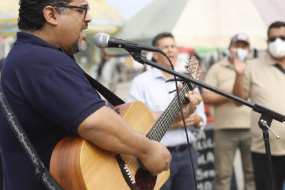 La alabanza es un arma de guerra espiritual, dentro del pueblo de Dios, la cual también rinde adoración al Todopoderoso.