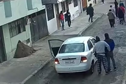 Aquí se ve cuando el policía en pijama lo lleva detenido al retén.