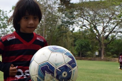 Israel Segundo Llerena dominando la pelota en el torneo en Milagro.
