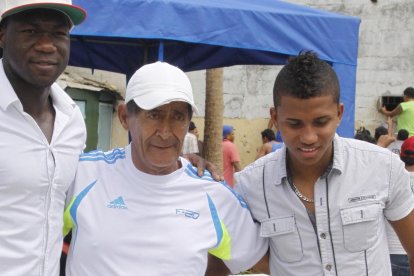 Felipe Caicedo y Bryan de la Torre, en el 2012 saludaron con Calolo Chávez, que trabajo en El Nacional, años después falledió el utilero.