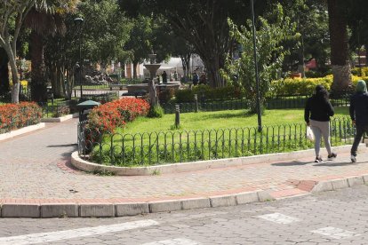 En Nayón  existen alrededor de 10 mil habitantes, repartidos en 13 barrios.