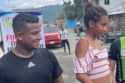 La chica recibió una bicicleta como premio y luego le entregaron un par de zapatos.