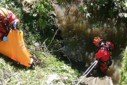 Los rescatistas entraron a la quebrada para sacar los restos.