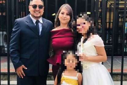 La mujer deja en la orfandad a dos niñas. Esta es una de las últimas fotos que se tomó con ellas.