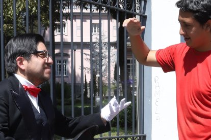 Los varones no han dejado de ser caballerosos.