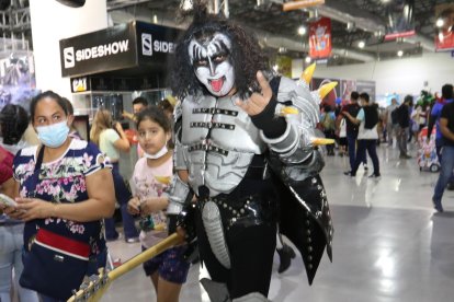 Uno de los asistentes fue vestido como Gene Simmons, guitarrista de la banda rockera Kiss.