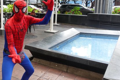El Spiderman contó que prefiere el pollo antes que el pavo por la jugosidad de su carne.