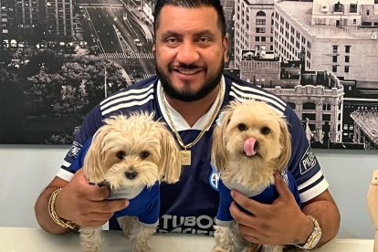 Asesino y Tequila, las mascotas de Redrován, también son azules.