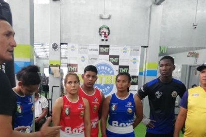 Jipson Contreras charlando con los boxeadores.