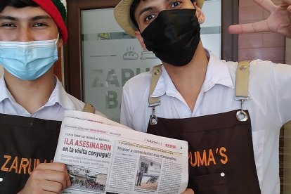 Su compañero de trabajo, Alejandro, festejó con él.