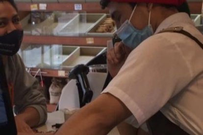 El joven no solo se llevó el premio gordo de la ‘promo’, también capta clientes por su excelente servicio.