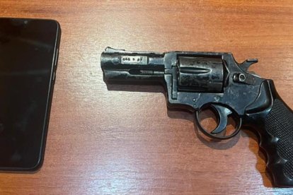 Al sujeto se le encasquilló la bala cuando habría intentado disparar a una oficial.