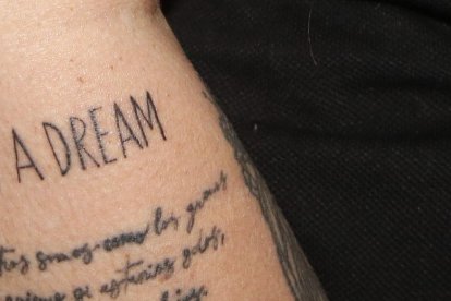 Los dibujos son pequeños y sencillos. Con modelos que los donadores llevaron o sugeridos por el tatuador.