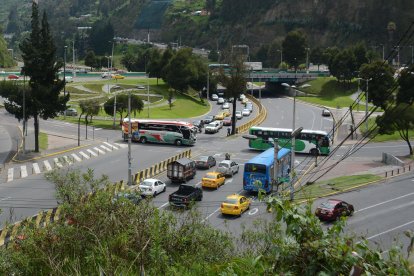 El Trébol es un punto donde se pueden tomar diferentes buses hacia el centro y valle.