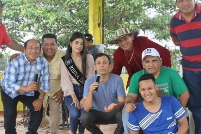 Hugo Vera, Ufredo Borbor, Wilson Muñoz, Salma Vera (reina de Naranjal) y Roberto Bonafont, Jerson Ruiz de EXTRA, Ángel Mora y Yili Javier presentes en la fiesta.