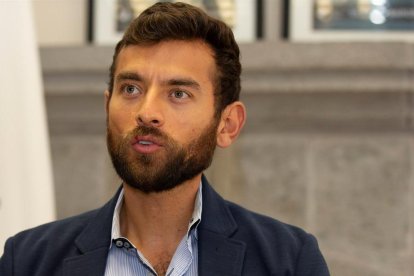 Fotografía de archivo en la que se registró al ministro de Deportes de Ecuador, Sebastián Palacios Muñoz, durante una entrevista con Efe, en Quito (Ecuador).