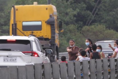 Desde los carros les entregan kits de alimentos y, a veces, juguetes.