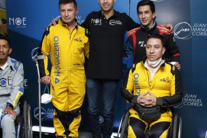 El deportista tricolor junto a los pilotos con discapacidad a los que apoya.