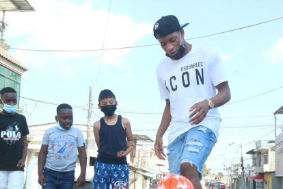 La pelota no podía quedar fuera de la fiesta de Plata.