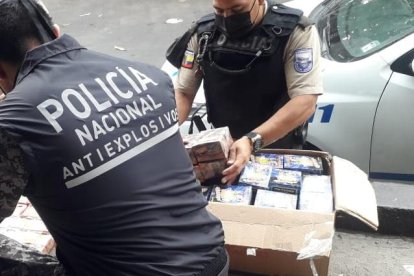Elementos de la Policía cuando iniciaban el traslado de los productos al GIR.
