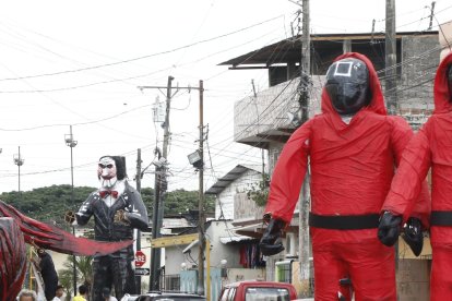 Por estos días el suburbio de Guayaquil es tierra de gigantes, con monigotes fuera de serie.