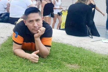 Vive desde hace cinco años en Londres.