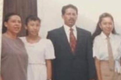 Cristian de pequeño con la familia que lo criaba.