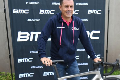El exciclista colombiano Víctor Hugo Peña es el director técnico del flamante equipo.