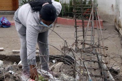 En la construcción contigua quedaron partes del vehículo que se estrelló.