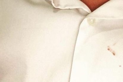 La sangre en la camisa no era suya. Estaba en el cuchillo.