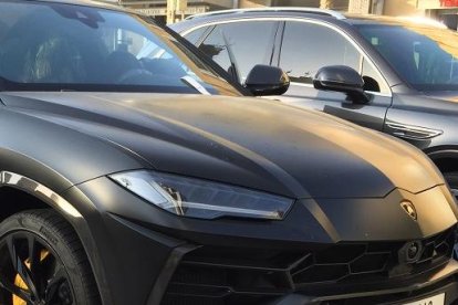 Los lujosos carros fuera del Dubái Mall para que la gente se tome fotos.