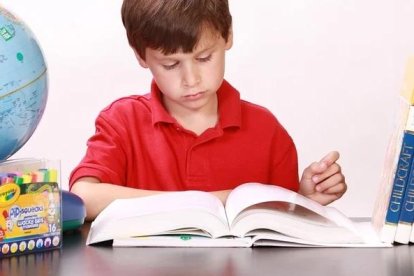 Supervisa y ayuda a tu hijo en sus tareas escolares. Con tu participación él podrá comprender que te interesa que él aprenda.