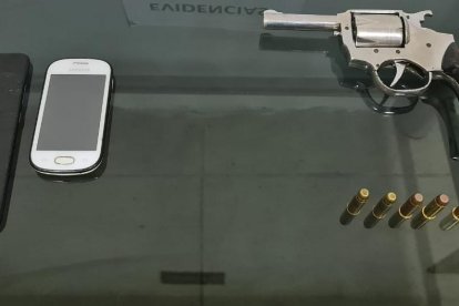 Entre las evidencias constan un revólver y municiones.