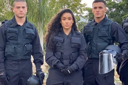 Aquí la vemos junto a varios de los demás miembros