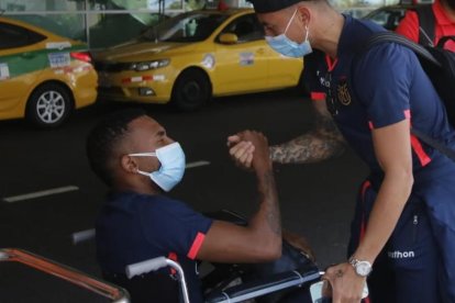 Ayrton Preciado llegó en silla de ruedas.