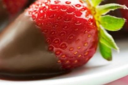 Las frutas bañadas con chocolate son ideales para darse un 'gustito' dulce.