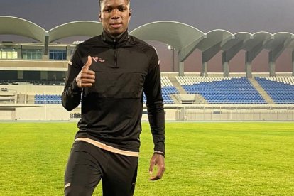 León es defensa del Al-Yarmouk.