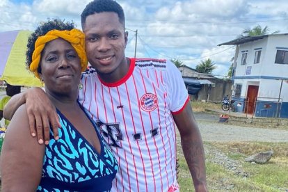 Luisa Nazareno y su hijo Jerry León en San Francisco, Esmeraldas.