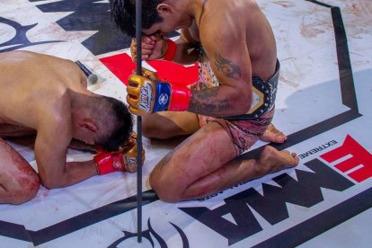 Álex Yuma se arrodilló ante Josué Juca, en señal de respeto, tras ganar su pelea.