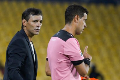 El entrenador de Barcelona Fabián Bustos (i) reclama, en un partido de la Copa Libertadores entre Barcelona SC y Montevideo City Torque en el estadio Monumental en Guayaquil.