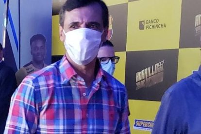 Fabián Bustos, el DT de Barcelona llegando a ver el documental.