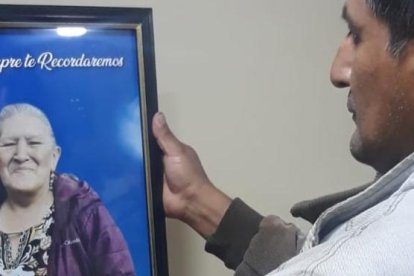 Wilson al ver la  foto de su madre recuerda que la falta de fármacos, el sistema y la desatención causaron su fallecimiento.