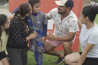 Danthe Mora, del Emelec de Milagro, hizo el gol de la final sub-7 y llegó desde Bucay con su familia, Jim (papá), Mercedes Gómez (mamá) y sus hermanas Ashley y Valentina.
