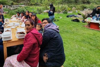 En la Vía a Flores, unas cien personas han levantado sus emprendimientos y en 16 locales, la especialidad es la trucha.