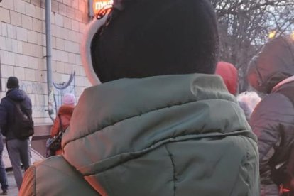 Ecuatorianos y ucranianos acudieron a diversos cajeros para sacar efectivo, algunos de ellos ya no proporcionaban dinero.