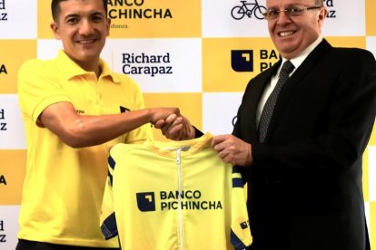 Simón Acosta, vicepresidente adjunto de Banco Pichincha, entregó el maillot amarillo a Richard Carapaz.