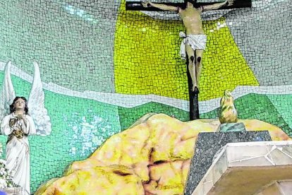 Mercy Posligua continuamente llega a la iglesia para vivir su fe.